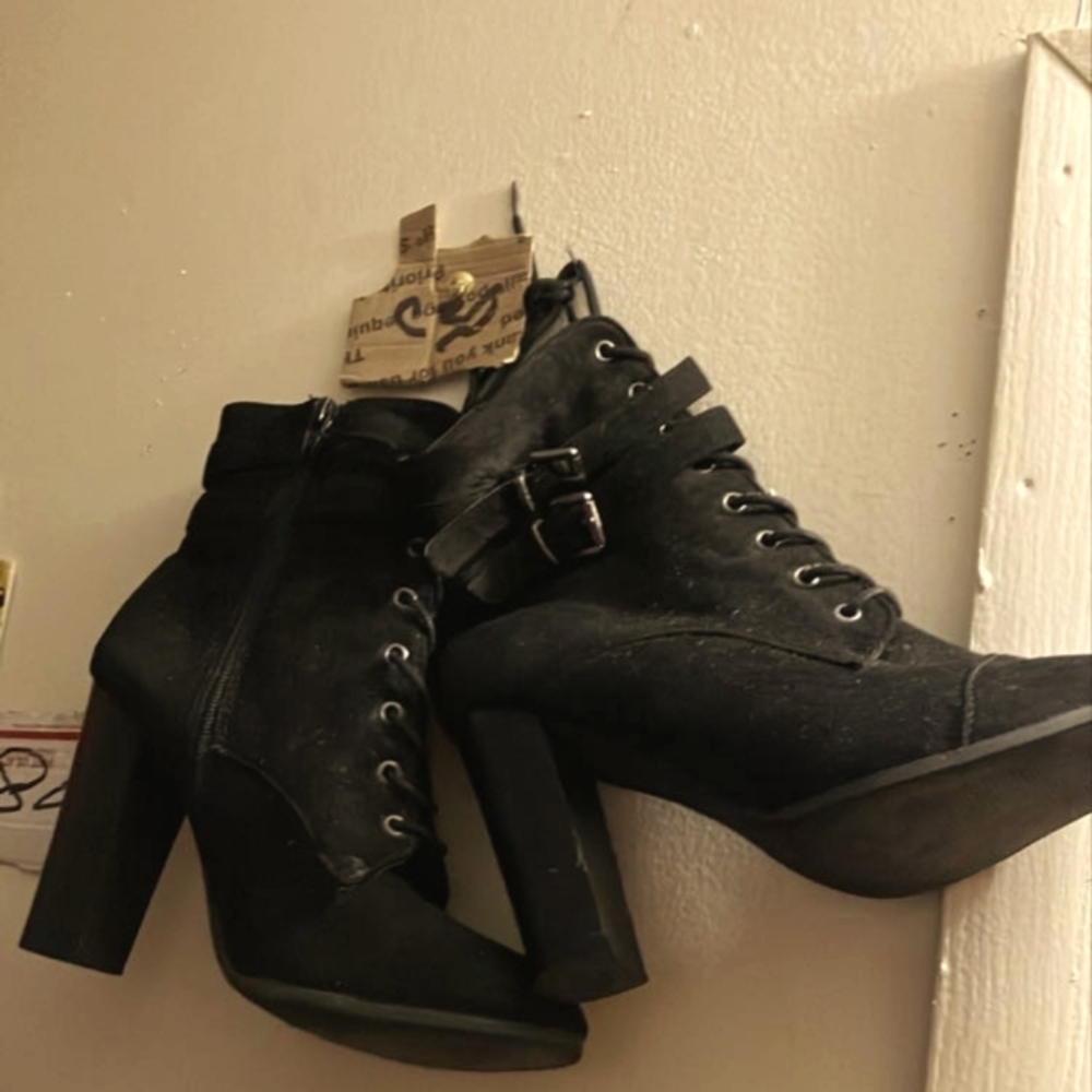 Pre-owned suede ankle boots lace up..preowned(not new)